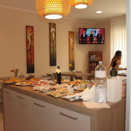 Alojamento de Acomodação e Pequeno-almoço La Terrazza Sul Mare 4*