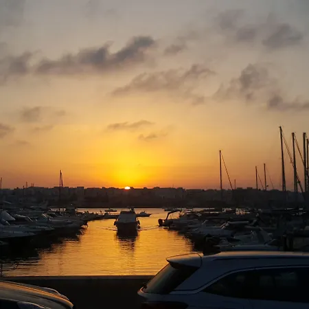 Alojamento de Acomodação e Pequeno-almoço La Terrazza Sul Mare 4*